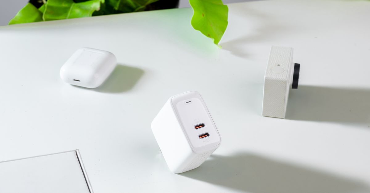 Duo dual-port USB charger product photo